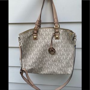 Michael Kors Multi-Function Jet set Vanilla Tote